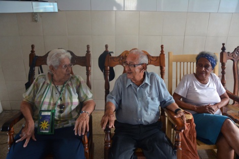 Personas de la tercera edad  en la Casa para Abuelos Antonio Dicirt, de la ciudad de Matanzas, la cual brinda atención integral diurna al adulto mayor,  por el incremento de esperanza de vida y la incorporación de la mujer y la familia al trabajo y al estudio. Cuba, 14 de noviembre de 2019. 